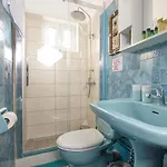 Fay's Vintage Boutique House דירה