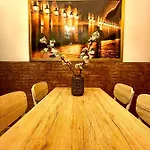 Fay's Vintage Boutique House דירה